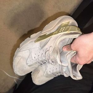 Stopped wearing them a while ago. Suede Nike huaraches size 11.